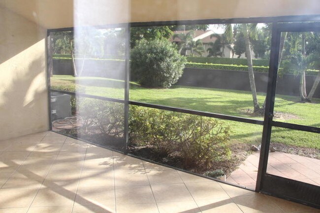 Building Photo - 542 Shady Pine Way