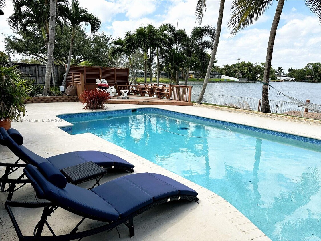 Foto principal - 8721 NW 19th St