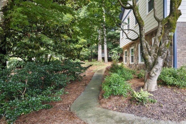 Foto del edificio - 4989 Kingswood Dr