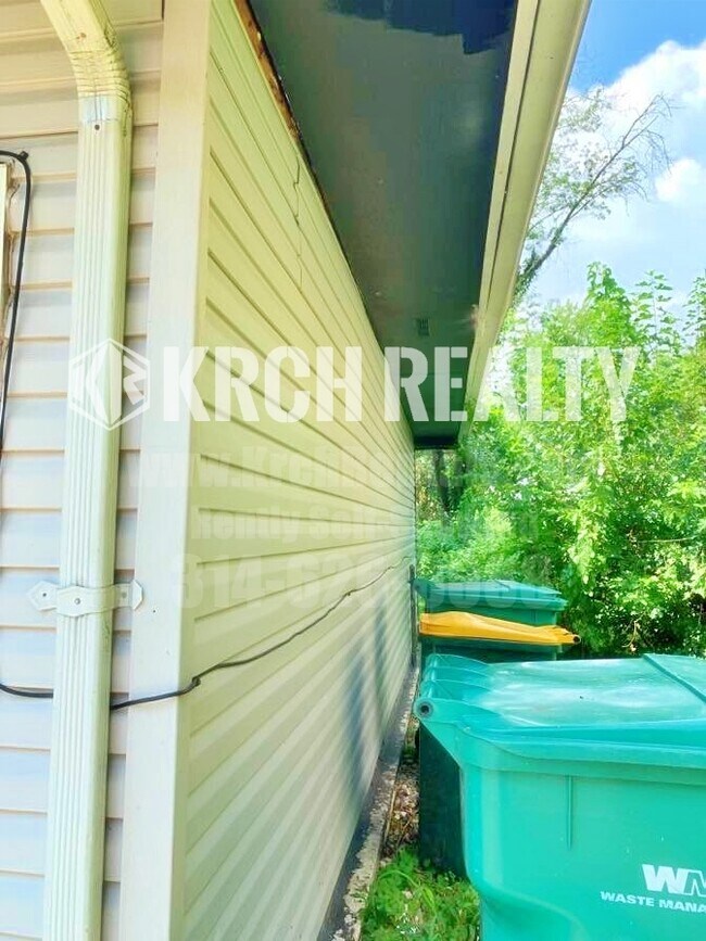 Building Photo - Roomy 3 bedroom, 1 bathroom w/ garage!