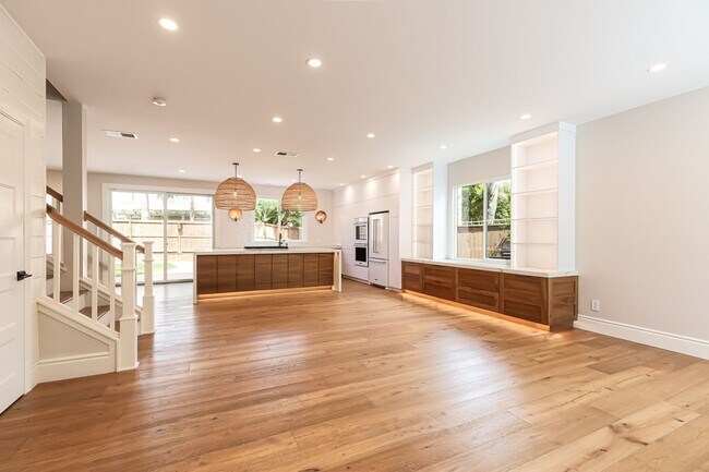 Building Photo - Beautiful Oceanside Cul-De-Sac Home!