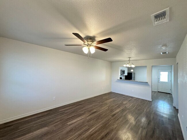 Building Photo - 1829 Clovis Dr