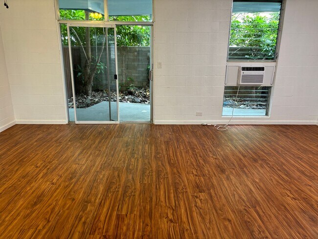 Building Photo - Moiliili - Date St - 3 Bdrm/1.5 Bath/1 Com...