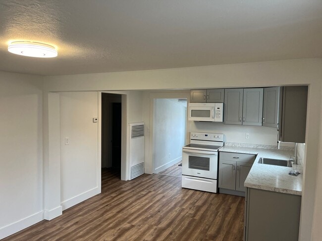 Building Photo - 2 bedroom house for rent