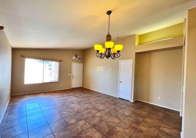 Foto del edificio - Lovely 4-bedroom, 2-bathroom home located ...