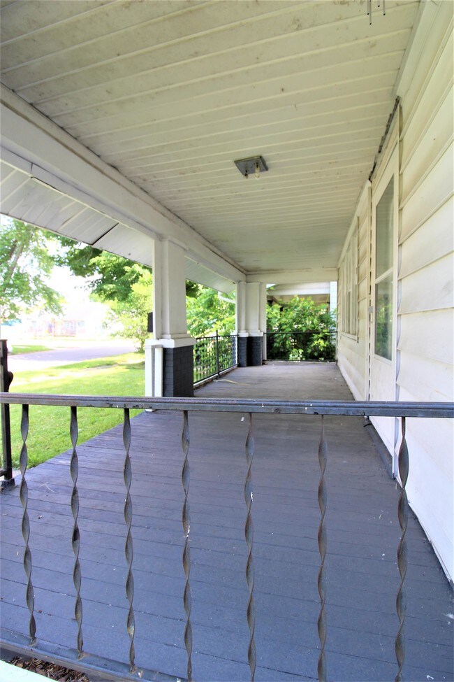 Building Photo - 1005 Lawndale Ave