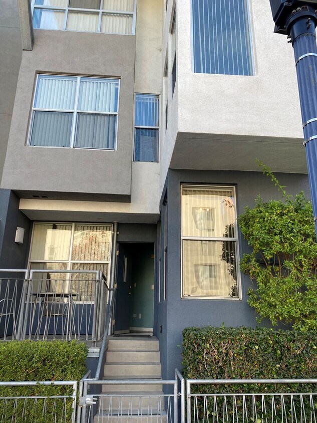 Foto principal - Dual Master 2 Bed 2.5 Bath - Walk-up townh...