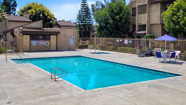 Foto del edificio - Beautifully Remodeled 3 Bed 3 Bath Townhou...