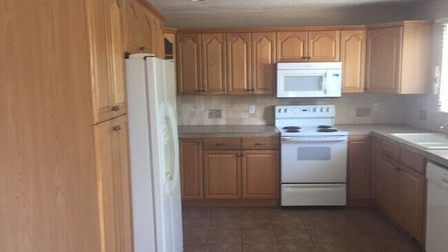 Building Photo - Beautiful 5 Bedroom Home with Big Fenced Yard