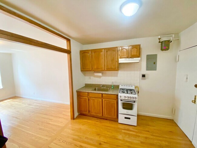 Building Photo - Sunny Studio | E 11th Street