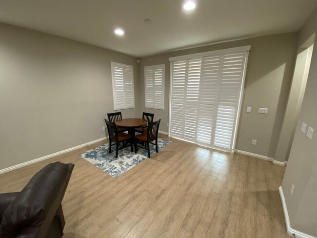 Building Photo - Wonderful 3 bed/3 bath home located in N. Las Vegas