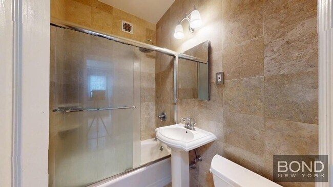 Foto del edificio - 330 W 45th St