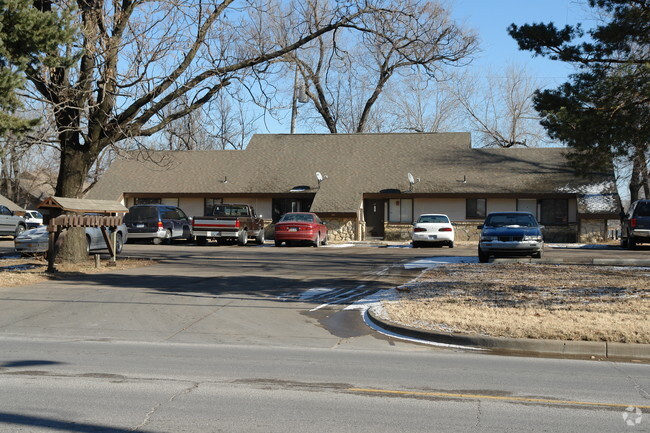 Bluestem Apartaments - (NW) 32-Unit Apartment Complex