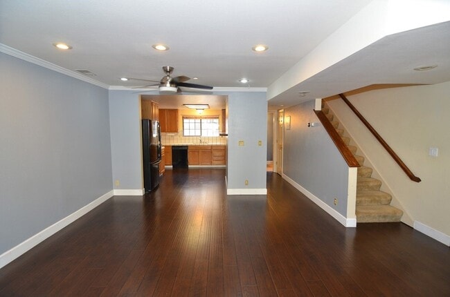Building Photo - Great Downtown Location!