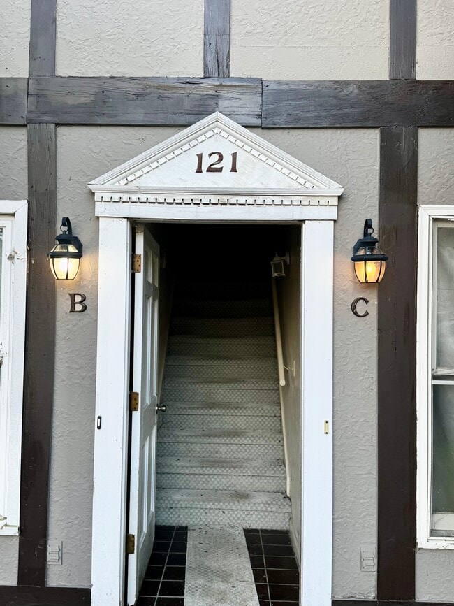 Building Photo - 121 Arcadia Ln