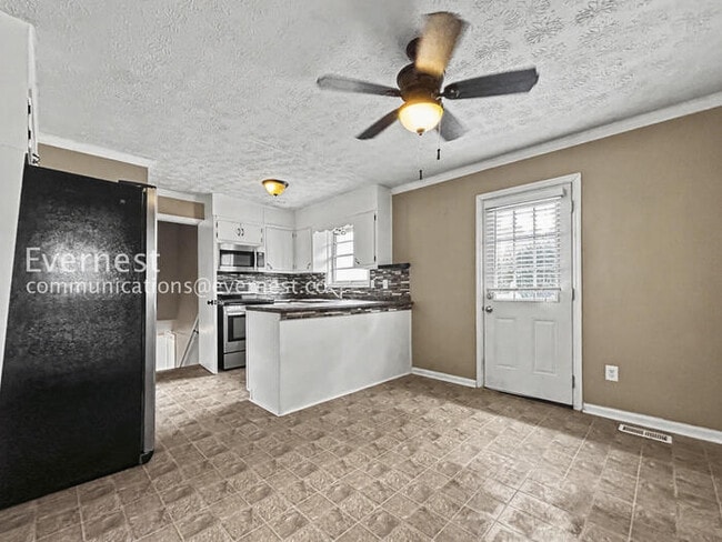 Foto del edificio - 3 Bed, 2 Bath Home with Carport / Pet-Friendly / Coming Soon!