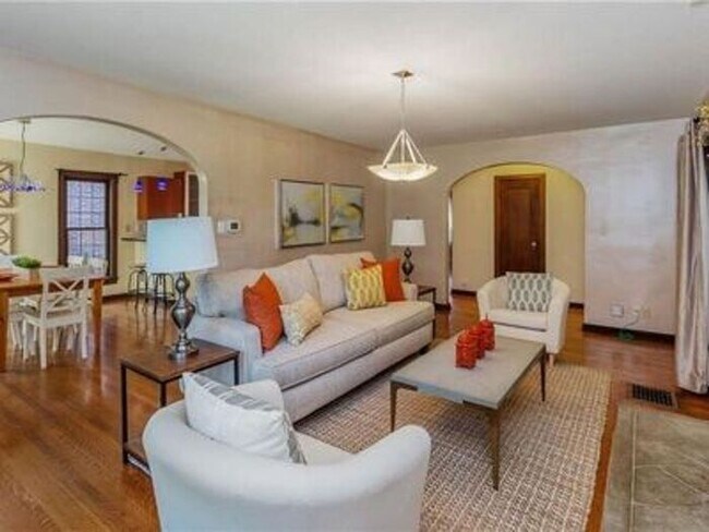 Building Photo - Lovely Forest Hills Home