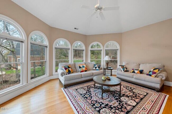 Building Photo - Spacious & Serene 5+ Bedroom Home in Sough...