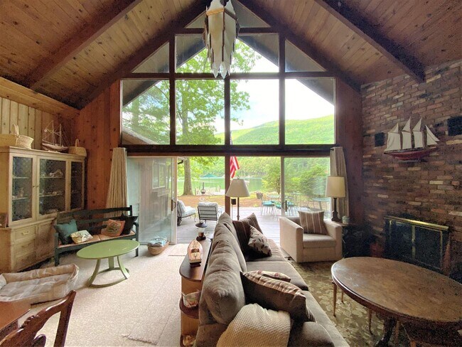 Foto del edificio - 2035 Camp Andrews Way