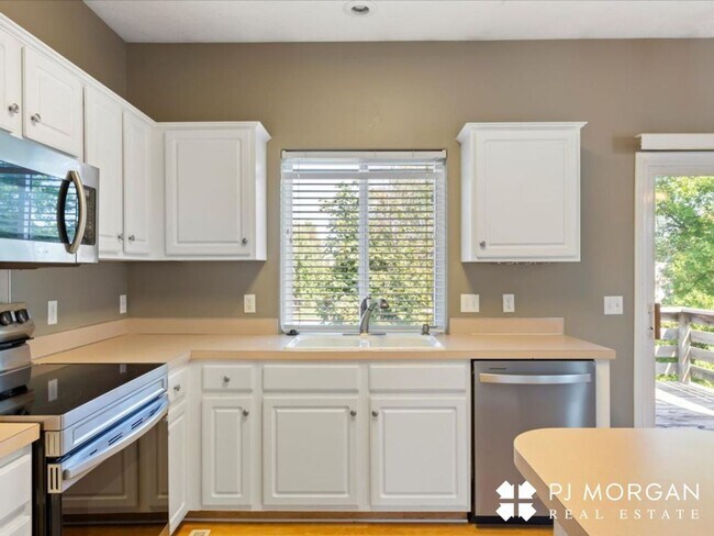 Building Photo - 14464 Saratoga St