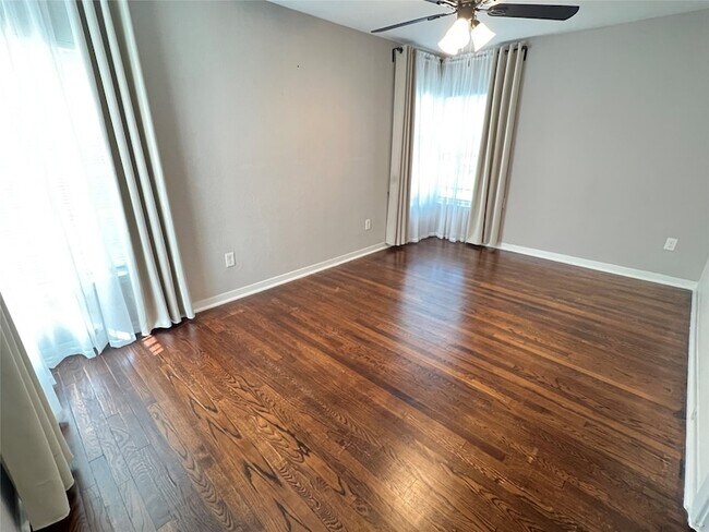 Building Photo - 4705 Park Dr