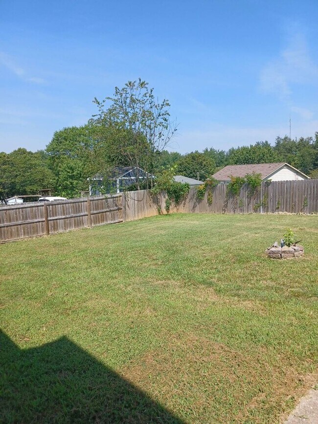 Building Photo - 421 Bluff Dr