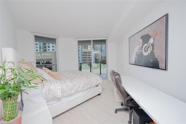 Foto del edificio - 1300 Brickell Bay Dr