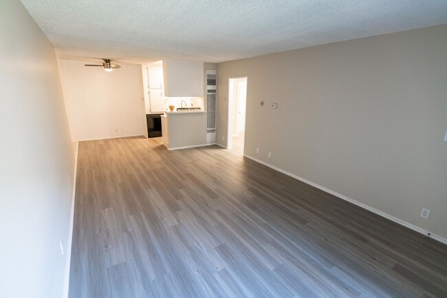 Interior Photo - 18400 Prairie Street
