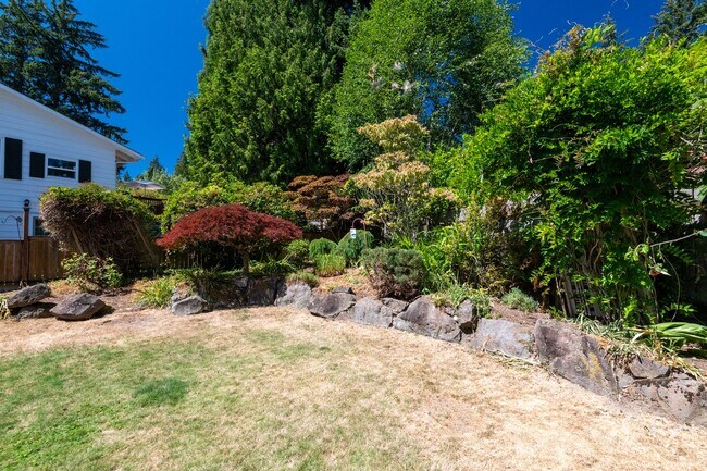 Foto del edificio - Exceptional Bellevue Home | Lake Sammamish Views | 5 Bed | 3 Bath | 3,380 Sq Ft