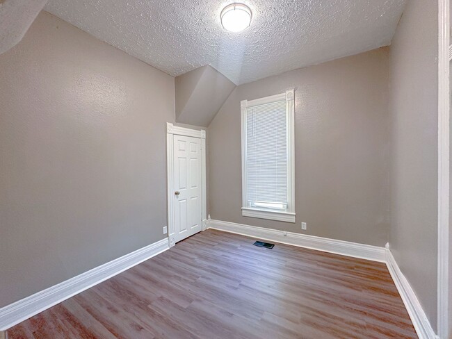 Building Photo - 443 N East St
