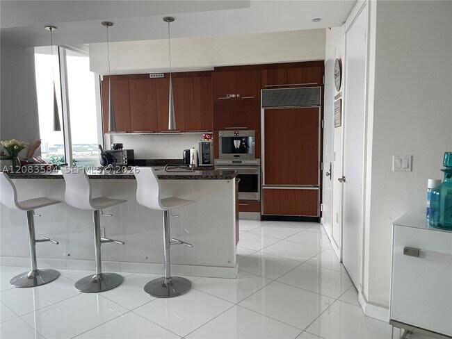 Foto del edificio - 15811 Collins Ave