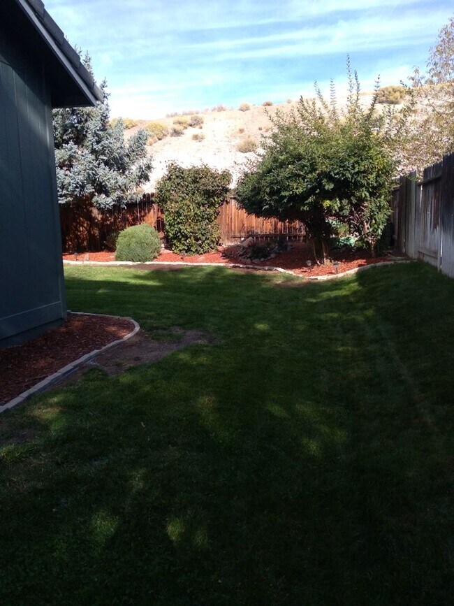 Foto del edificio - Beautiful 3bd/2bth -3 car garage off of Lo...