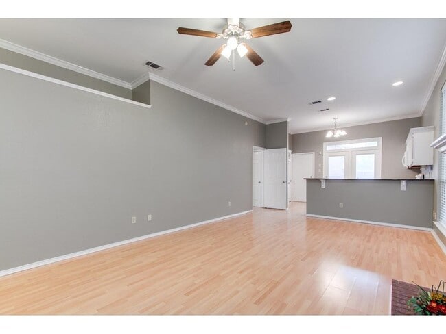 Building Photo - 546 Raintree Cir