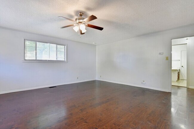 Building Photo - 1520 Mulberry St