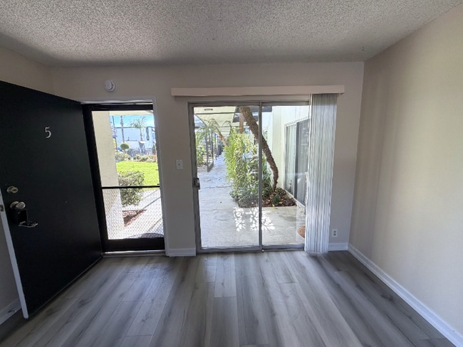 Photo - 931 W 19th St Apartment