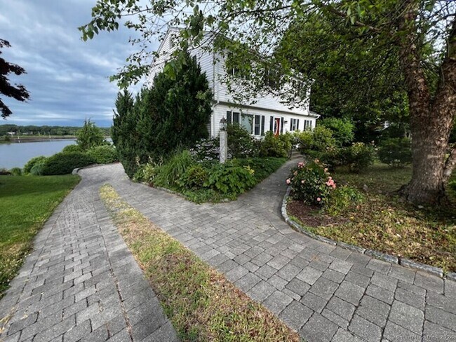 Building Photo - 123 Seneca Dr