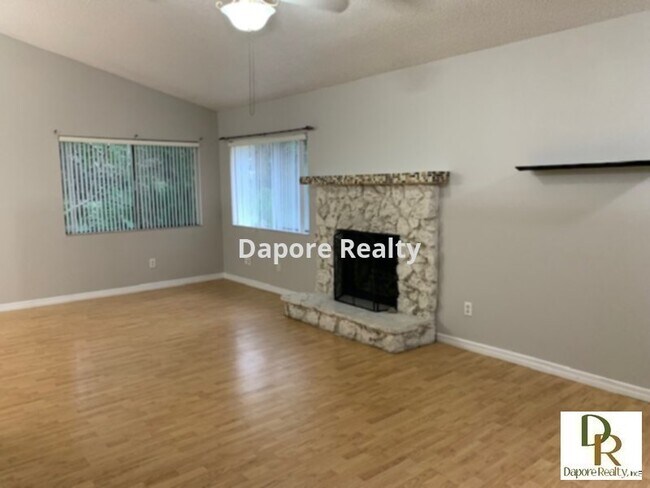 Building Photo - 708 Castlewood Dr