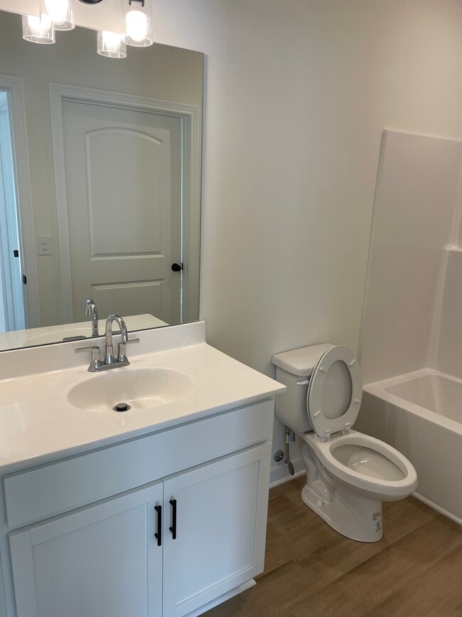 1 dormitorio, baño - Grove Park Apartments