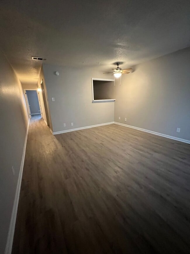 Building Photo - 1 Bedroom 1 Bath Remodeled Apartment