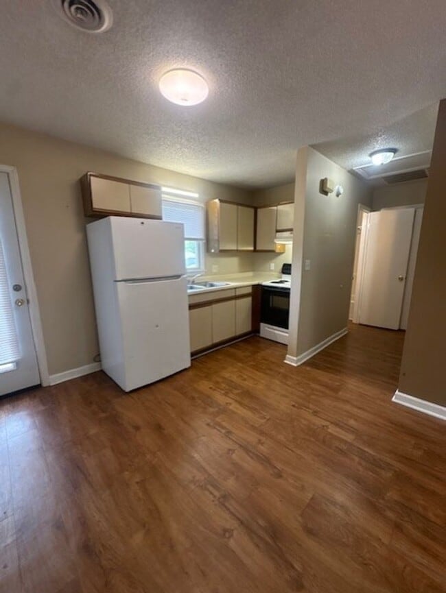 Building Photo - 25137 York Dr