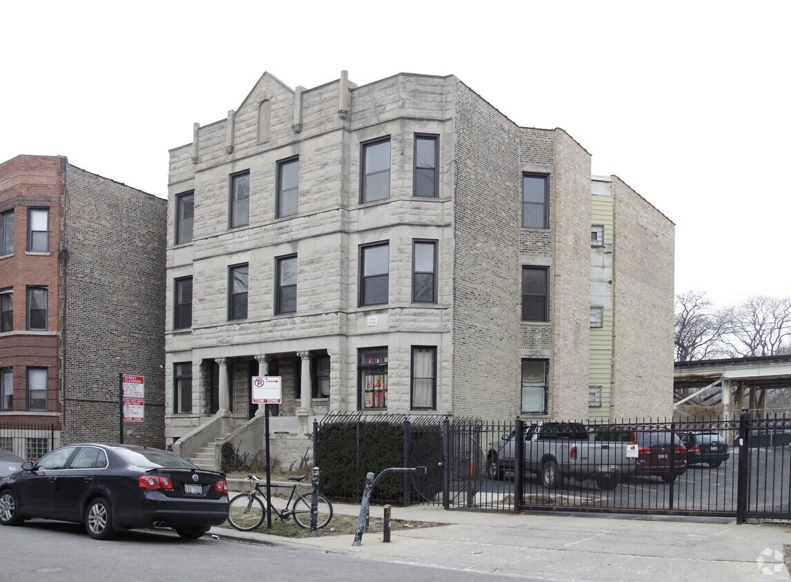 Primary Photo - 4016 N Kenmore