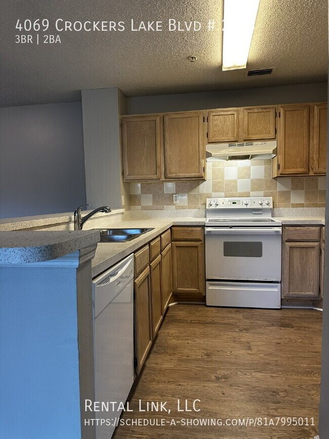 Foto del edificio - 4069 Crockers Lake Blvd