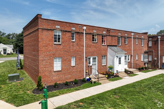 Building Photo - Gardens at Grandin