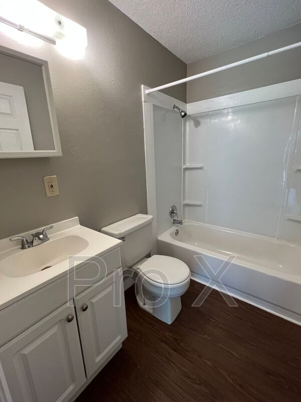 Building Photo - 1116 S Elm St