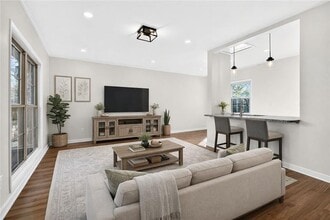 Building Photo - 2918 Highland Dr SE