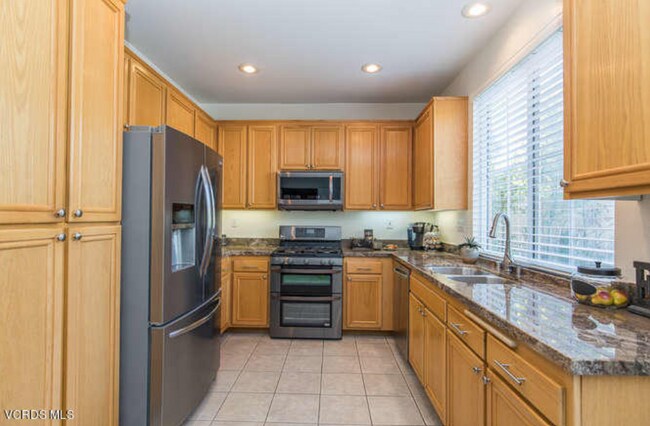 antes de pintar los gabinetes - 530 Bannister Way