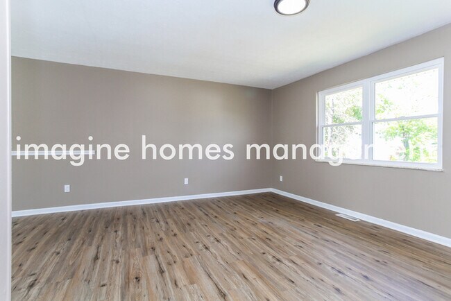 Building Photo - Gorgeous 3 Bedroom 2.5 Bath House in Cinci...