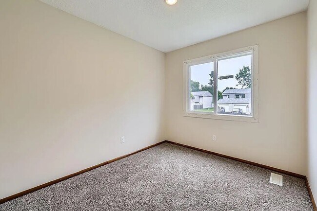 Foto del edificio - 455 107th Ln NW