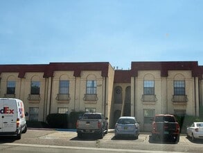 Building Photo - 819 Country Club Dr SE