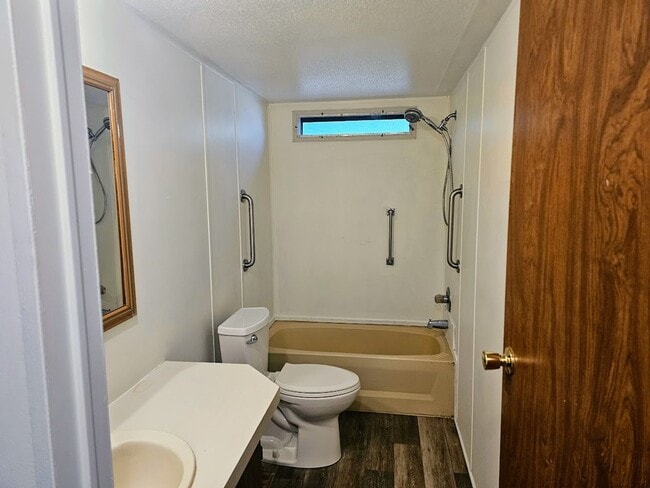 Building Photo - Charming 2 Bed, 2 Bath Mobile Home in a Qu...